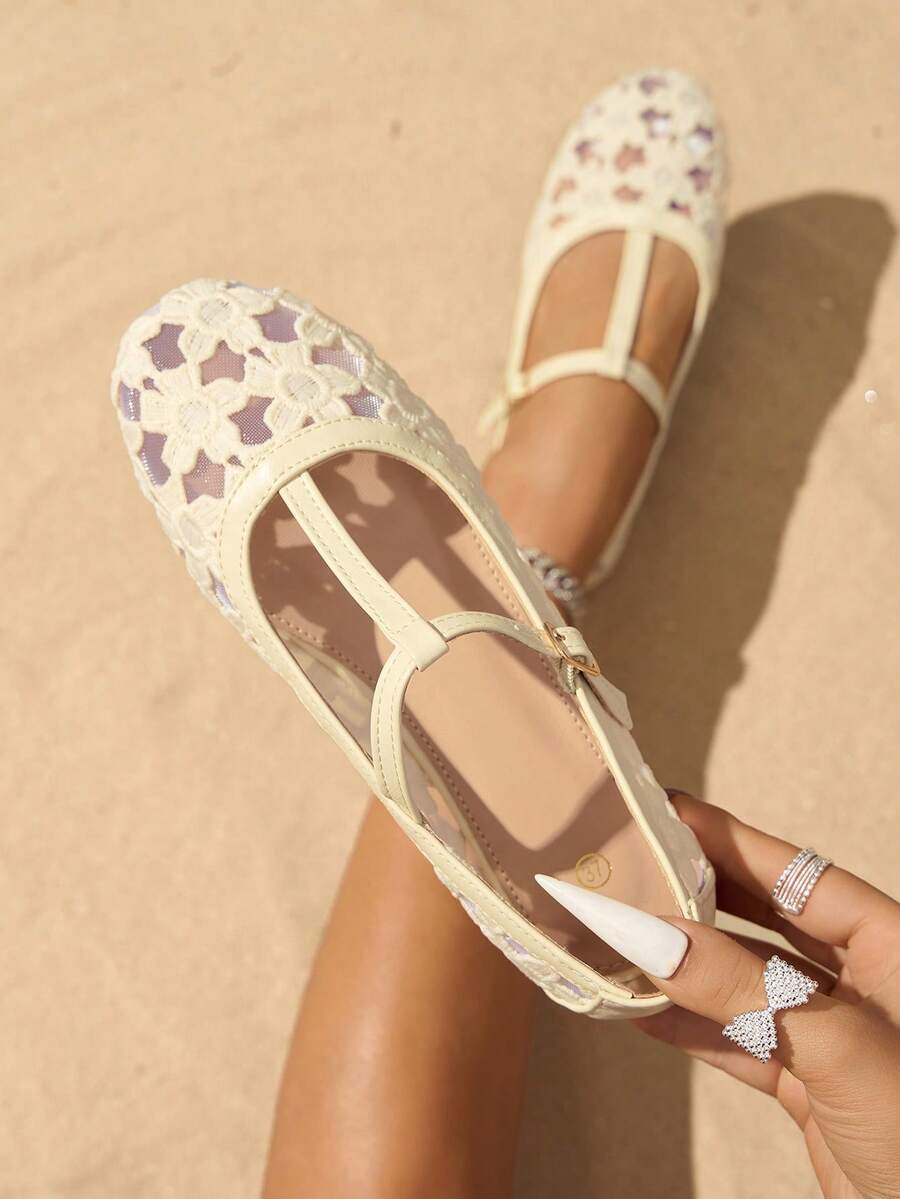 女士T字带搭扣网纱刺绣圆头甜美软底平底鞋，蕾丝玛丽珍凉鞋，米色沙滩度假鞋 - 米色 - 查看 1