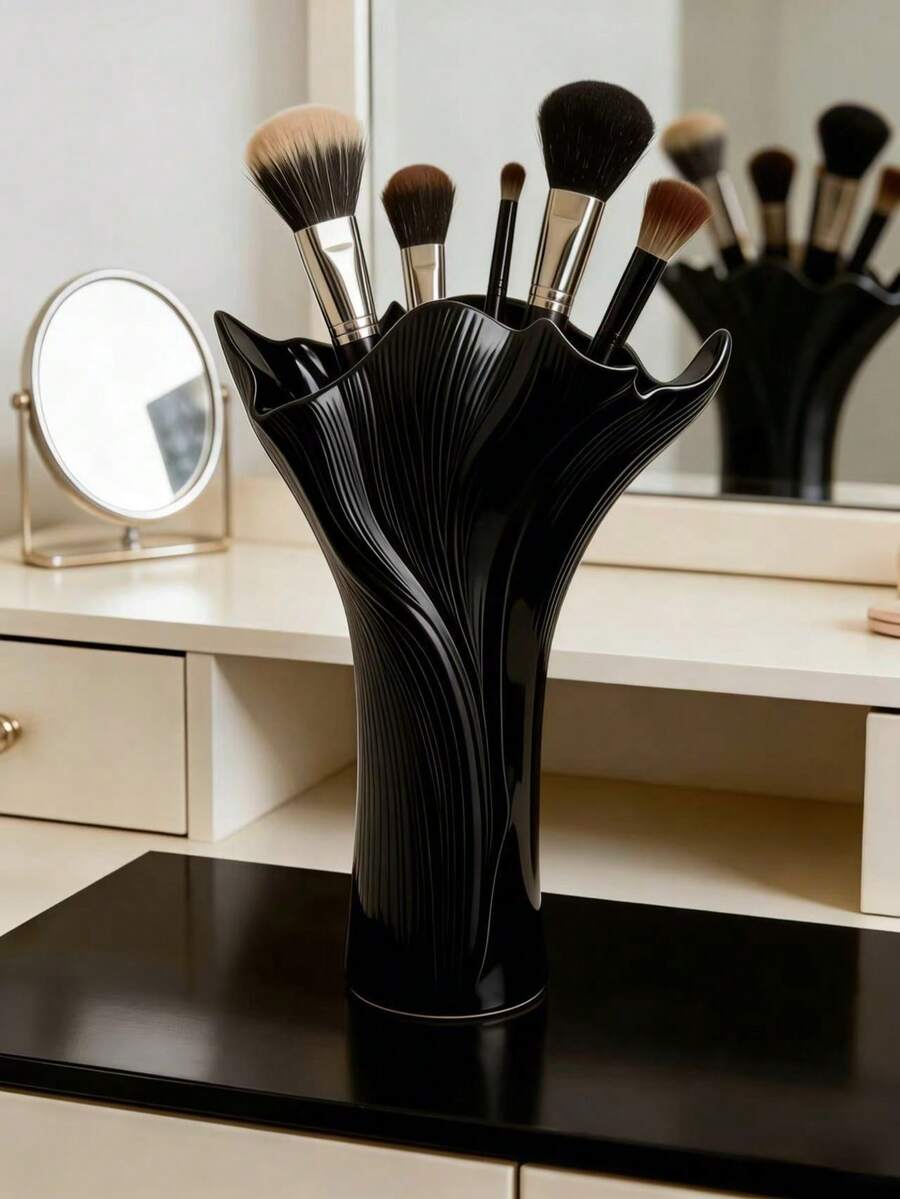 黑色多隔层大容量二合一百合花造型化妆刷收纳盒，兼具花瓶和笔筒功能，可用于梳妆台、办公桌、卧室、浴室、宿舍等场所，现代简约风格，实用美观，是馈赠亲友的理想之选，也是大学毕业礼物的完美礼物。 - 黑色 - 查看 1