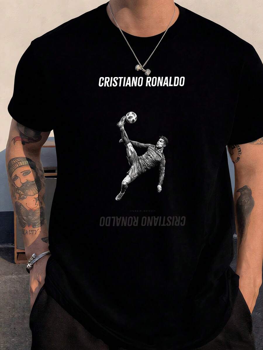 Camiseta estampada para hombre, 100% algodón, ligeramente elástica, cuello redondo, diseño con un boceto de una chilena de una leyenda del fútbol (diseño de texto creativo hacia adelante y hacia atrás), corte regular con hombros caídos, ligera, transpirable, de manga corta, lavable a máquina, ideal para el verano, partidos de fútbol, aficionados al fútbol, ropa urbana, uso diario y como regalo. - Negro - Ver 1