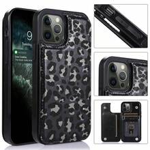 Una funda para iPhone 16 con estampado Patrón piel leopardo blanco negro, con diseño de múltiples ranuras y función de cartera, y cierre magnético de gran potencia | Acabado artesanal con textura de cuero, diseño unisex, ideal para el uso diario y como regalo - Negro - Ver 1