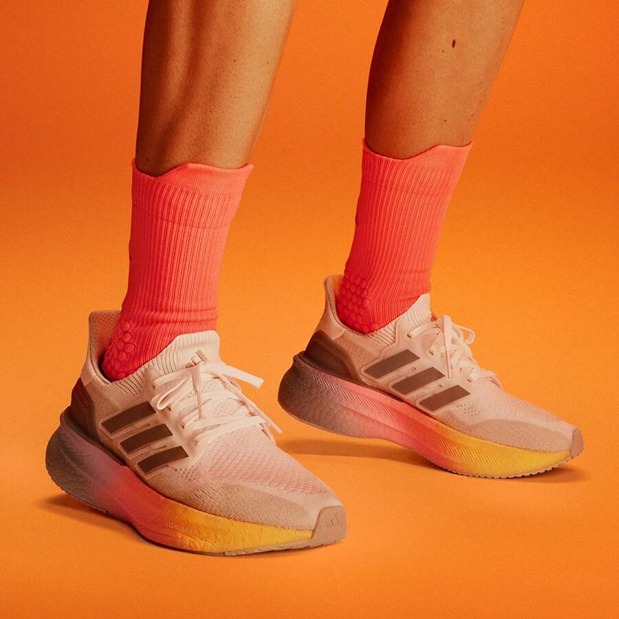 Adidas 阿迪达斯 ULTRABOOST 5 W，李宇婷同款，超轻缓震回弹跑鞋 - 淺灰色 - 查看 1