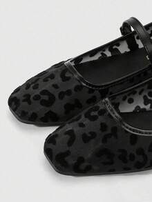 女士时尚方头休闲派对办公搭扣带透气镂空网面舒适套脚平底鞋，杏色 - 黑色 - 查看 2