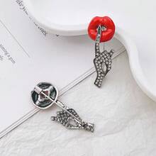 Broche à lèvres sexy pour femmes, broche à lèvres rouges avec geste de la main en strass, accessoire minimaliste polyvalent pour femmes - Rouge - Voir 4