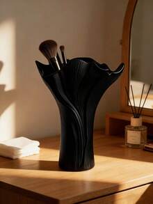 黑色多隔层大容量二合一百合花造型化妆刷收纳盒，兼具花瓶和笔筒功能，可用于梳妆台、办公桌、卧室、浴室、宿舍等场所，现代简约风格，实用美观，是馈赠亲友的理想之选，也是大学毕业礼物的完美礼物。 - 黑色 - 查看 8