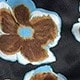 黑底藍褐色花