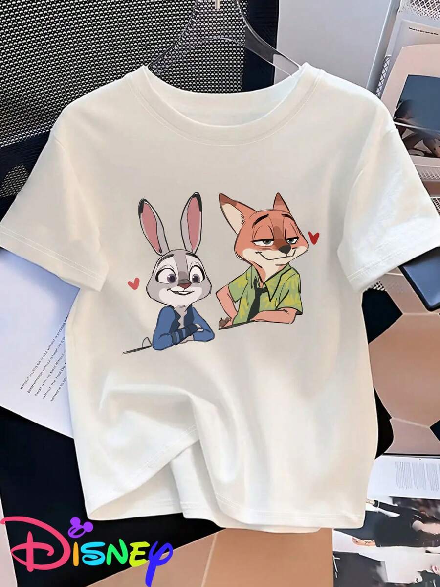 (Disney Licensed) Zootopia Judy & Nicky Printed T-Shirt With Bunny Judy And Fox Nicky Designs. The Mary Cat Casual Short-Sleeve Shirt Features Soft, Comfortable, And Breathable Fabric, Making It Perfect For Everyday Wear, Shopping, Traveling, Gatherings, Or Relaxing At Home. It's Also A Great Gift Idea. Every Woman Should Have One. - 白色 - 查看 1