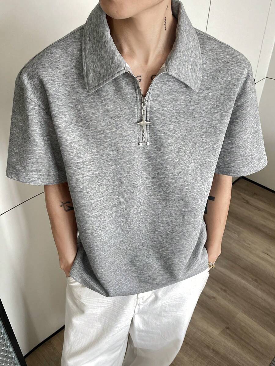 男士灰色半拉链Polo衫,饰有星星图案,针织面料,宽松透气,美式休闲街头风,适合日常通勤和夏季休闲外出穿着。 - 灰色 - 查看 1
