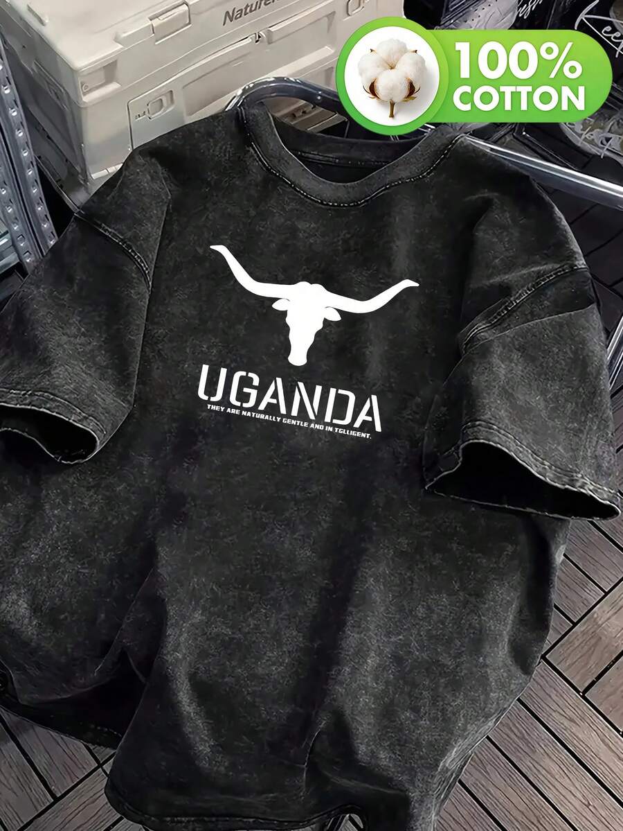Camiseta ugandesa de algodón puro para hombre con estampado de cuernos de toro y acabado lavado: esta prenda estampada de estilo urbano presenta un corte relajado y letras extragrandes llamativas para un aspecto desgastado, lo que la convierte en una camiseta informal de manga corta y cuello redondo adecuada para hombres. - Negro - Ver 1