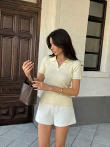 Blusa Polo de punto para mujer, tejido trenzado, manga corta, cuello camisero polo media aletilla, corte ajustado, diseño moderno y casual, prenda ligera ideal para primavera y verano, ideal para outfits urbanos y modernos para el colegio o la oficina versátil cómodo estilo old money - Amarillo pastel - Ver 2