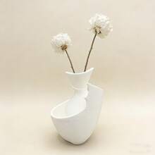 1Pc Simple And Luxurious Decorative Vase, Featuring A Unique, Twisted Flower Holder Design. Matte Finish Decorative Vase, Suitable For Use In Homes, Living Rooms, Offices, And As Desktop Decorations. Perfect For Home Decor Enthusiasts, Flower Lovers, And Interior Designers. - A - View 1