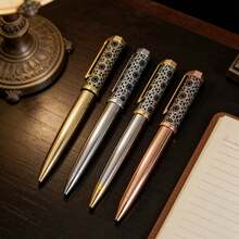 3 pièces Ensemble de stylos à bille en métal. Comprend 1 stylo et 2 recharges. Avec un design rétractable à vis, offrant une sensation robuste et de haute qualité ainsi qu'une excellente texture métallique pour une expérience de préhension supérieure. Un cadeau idéal pour les hommes, les maris et les pères. Ce cadeau pour le bureau et les affaires est livré avec des recharges noires de 0,7 mm, convenant pour une utilisation au bureau, les occasions d'affaires, la rentrée scolaire, la papeterie quotidienne et les cadeaux. - Stylo à bille - Voir 3