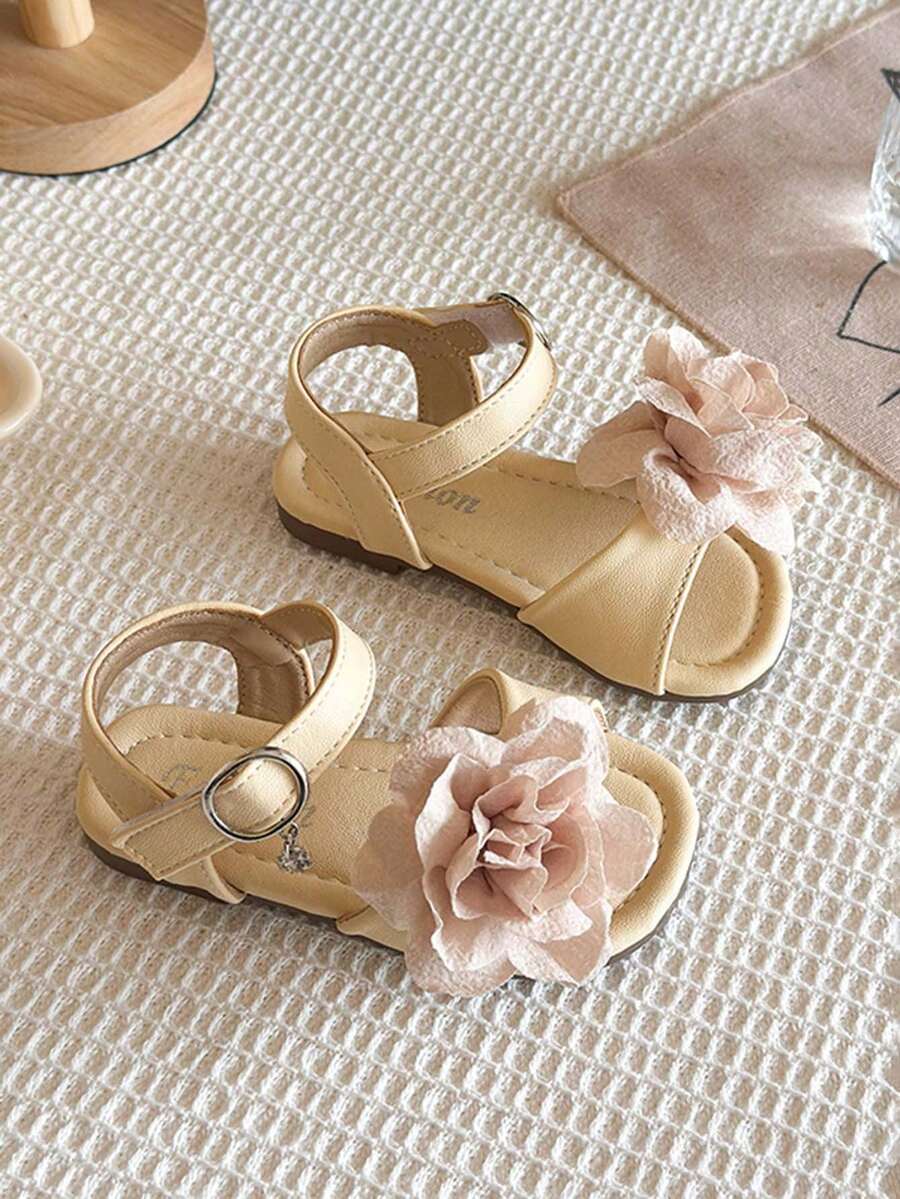 1 Đôi dép xăng đan hoa mùa hè mới cho bé gái, giày công chúa đế mềm chống trơn trượt cho bé, giày đi biển hở mũi dễ thương có khóa dán cho trẻ em. - Màu vàng - Xem 1
