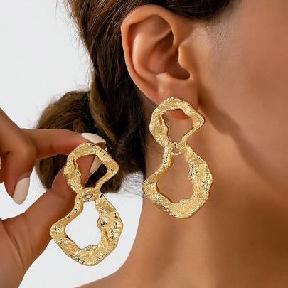 1 Pair European And American Style Exaggerated Hammered 8-Shaped Hollow Textured Earrings, Luxury Gold-Tone Asymmetrical Double Hoop Earrings Suitable For Daily, Date, Vacation, Party And Event Wear