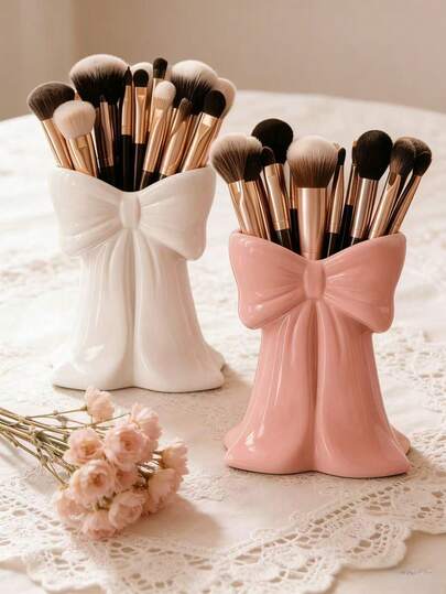 1个化妆刷架，立式化妆刷收纳架，口红及化妆品工具收纳架，适用于梳妆台、浴室、卧室、办公室，可爱蝴蝶结装饰，优雅桌面收纳架，化妆爱好者必备