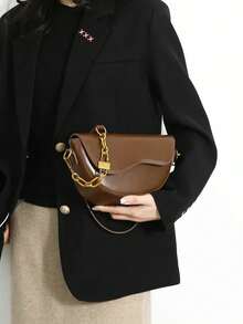 这款时尚的棕色马鞍形单肩包，配有金色链条连接可调节的PU肩带和优雅的波浪形翻盖。适合日常通勤、约会和各种外出场合。 - 棕色 - 查看 3