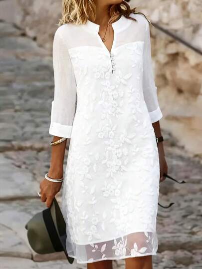 Vestido blanco elegante de estilo bohemio con parches de malla bordada y aplicaciones