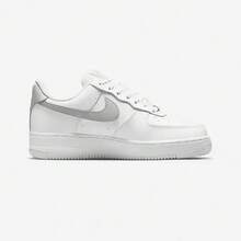 Nike Giày thể thao nữ WMNS AIR FORCE 1 07 ESS kiểu dáng casual, cổ thấp, có móc cài. - trắng - Xem 2