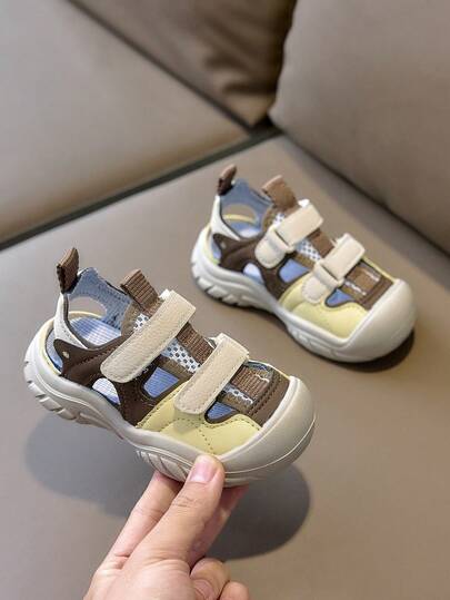 1 par de sandalias de verano transpirables de punta cerrada, zapatos funcionales de malla unisex para niños, suelas suaves antideslizantes, de moda y versátiles para exteriores, playa, hogar, viajes y deportes