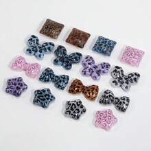 Serie de accesorios de moda con patrón de leopardo: cuentas de amor, cuentas de acrílico perforadas para hacer pulseras, cadenas de teléfono, lazos para el cabello, collares, aretes y colgantes. Fuente de fábrica al por mayor. - Multicolor - Ver 11