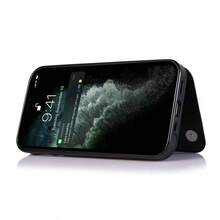 Una funda para iPhone 12 con estampado Número siete gráfico negro blanco, con diseño de múltiples ranuras y función de cartera, y cierre magnético de gran potencia | Acabado artesanal con textura de cuero, diseño unisex, ideal para el uso diario y como regalo - Negro - Ver 5