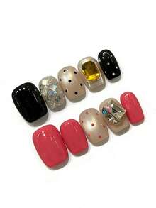 Bộ 10 móng tay này có tên là Black Red Diamond Dot. Bộ móng này nổi bật với sự kết hợp táo bạo giữa màu đen bóng, đỏ tươi và màu nude lấp lánh, cùng với các điểm nhấn đá quý lớn và họa tiết chấm bi. Lớp sơn bóng bắt sáng như những viên đá quý và chấm bi lấp lánh trên nền màu lạnh, tạo nên vẻ quyến rũ và cá tính. - Nhiều màu - Xem 2