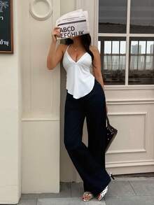 女士白色V领吊带背心，配有可调节细肩带，常规长度，高弹面料，穿着舒适 - 白色 - 查看 2