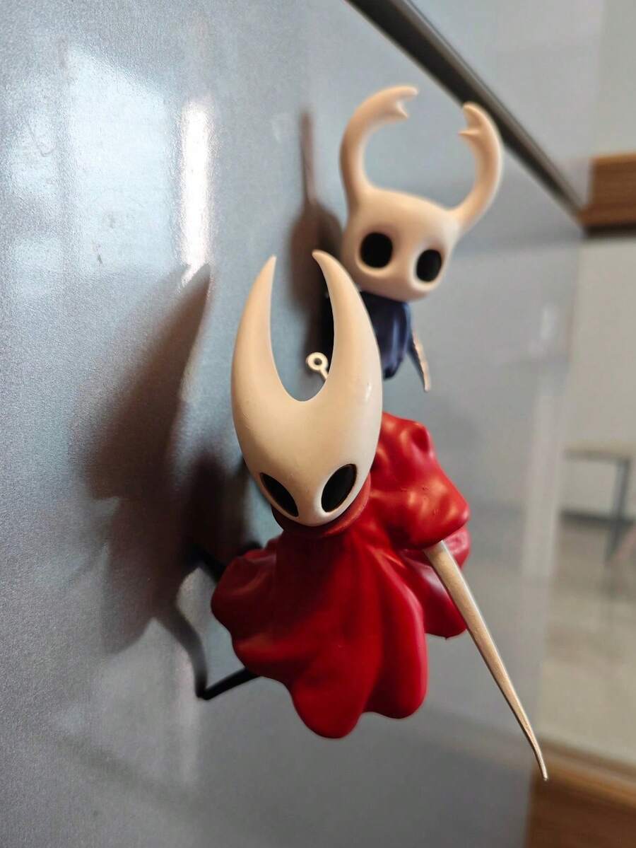 2件一組 Hollow Knight 3 冰箱磁鐵公仔裝飾 Hornet_Hollow Knight + Hornet Knight 對組 - Hollow Knight 戰鬥版場景公仔模型飾品 - 廚房書房裝飾掛飾 - 適合生日禮物、萬聖節主題裝飾、復活節禮物、聖誕禮物、節日禮物