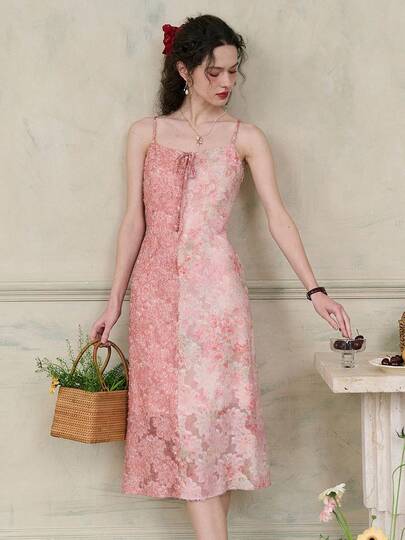 Đầm nữ thanh lịch màu hồng chấm bi họa tiết hoa nhí, dáng dài ngang gối, dây mảnh, thích hợp cho các hoạt động mùa hè và những buổi đi chơi thường ngày.