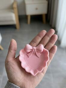 1个3D打印心形首饰托盘，配粉色蝴蝶结，适用于梳妆台、洗手池旁、首饰收纳。是家居装饰、办公桌、首饰架的理想之选。非常适合夏季、圣诞节、万圣节、节日、派对等场合，也是馈赠亲友的绝佳礼物。 - 升級款 - 查看 9