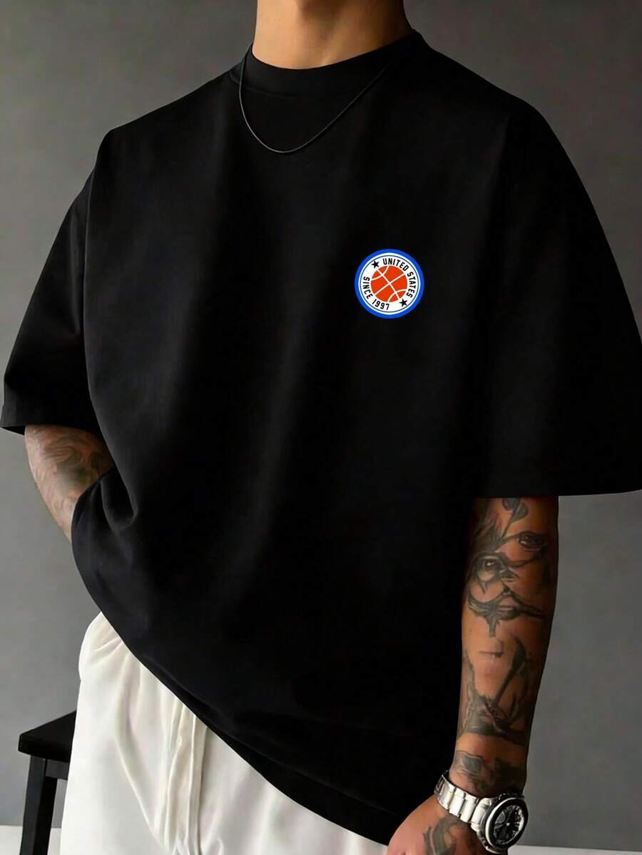 Camiseta de manga corta negra para hombre, estampado de emblema circular de baloncesto colorido con letra UNITED STATES en el pecho, estilo deportivo, ropa de moda - Negro - Ver 1