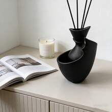 1Pc Simple And Luxurious Decorative Vase, Featuring A Unique, Twisted Flower Holder Design. Matte Finish Decorative Vase, Suitable For Use In Homes, Living Rooms, Offices, And As Desktop Decorations. Perfect For Home Decor Enthusiasts, Flower Lovers, And Interior Designers. - A - View 3