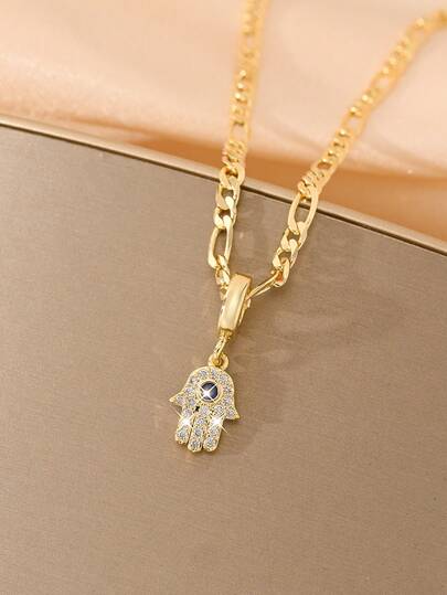复古宗教风格哈姆萨之手项链，经典的手形象征着抵御邪眼和守护平安。精致的锆石点缀，质感柔和，适合日常通勤、外出和教堂等场合佩戴。是送给女性朋友和亲戚的理想生日和节日礼物，寓意和平与好运。