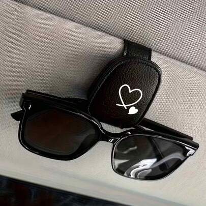 Soporte para gafas de sol en forma de corazón para visera de coche - Hecho de material de PU, perfecto para guardar gafas de en el coche, un gran regalo, una decoración divertida y adecuado para sostener tarjetas bancarias, tarjetas de crédito, tarjetas de membresía y otros accesorios del interior del vehículo.