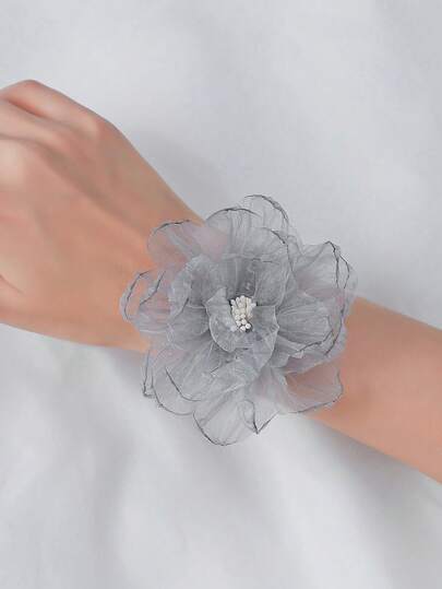 1 chiếc hoa hồng ren cài cổ tay sang trọng, thích hợp cho cô dâu chú rể trong đám cưới, lễ đính hôn, các sự kiện trang trọng, tiệc tùng.