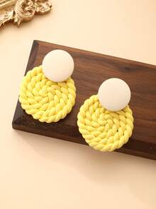一对奶油黄色编织圆盘软陶耳环，搭配撞色木质甜美风耳环，适合学生、休闲、春季郊游、闺蜜聚会、生日派对、音乐节等场合，展现甜美少女气息，清新时尚。 - 黃色 - 查看 4