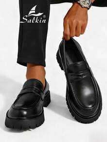 Salkin 新款英伦风男士设计师款便士乐福鞋，复古韵味，柔软舒适，圆头设计，优雅正式的真皮鞋，哑光黑色，防滑厚底，适合休闲、约会、派对、婚礼、新郎等场合，春夏秋季皆宜。尺码偏小，建议选购大一码。 - 霧面黑 - 查看 1