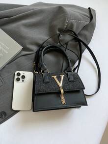 Túi xách mini kiểu dáng thường ngày, túi có nắp gập với hai quai xách phía trên, trang trí chữ V bằng kim loại, tua rua kim loại, túi đeo vai/đeo chéo đa năng, ví nhỏ chống nhăn, đựng vừa điện thoại và son môi. - màu đen - Xem 8