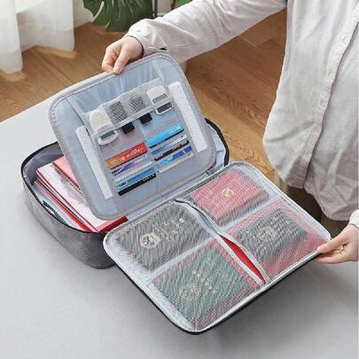Organisateur de documents verrouillable ; boîte de rangement multi-couches à grande capacité avec poches en maille ; portable pour usage domestique, au bureau ou en voyage ; convient pour les passeports, cartes d'identité, actes de naissance, actes de propriété, contrats et autres documents importants. Un choix idéal pour l'usage domestique quotidien, les déplacements professionnels, les déménagements, les vacances d'été, la rentrée scolaire, la saison des remises de diplômes et le stockage à long terme à la maison. Disponible dans une gamme de couleurs
