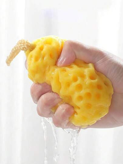 1 miếng bọt biển tắm hình tổ ong, mềm mại, tẩy tế bào chết, tạo nhiều bọt, phù hợp với làn da nhạy cảm, dùng được cho cả nam và nữ. Món quà lý tưởng cho đám cưới, sinh nhật mẹ, những chuyến đi biển và các dịp lễ kỷ niệm. Món quà hoàn hảo cho phụ nữ, các bà mẹ, giáo viên, bạn bè, phù dâu, học sinh nhân dịp tựu trường và mùa hè. Thiết kế tối giản nhưng đẹp mắt, thời trang và thanh lịch.