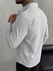 男士灰白条纹衬衫，数码印花长袖纽扣衬衫，现代宽松版型单口袋上衣，都市休闲商务街头风秋季衬衫 - 彩色 - 查看 2