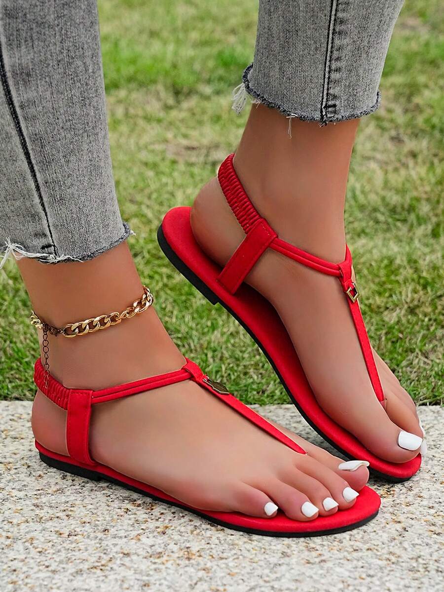 纤细T字带平底凉鞋，配踝带和金色搭扣 - 紅色 - 查看 1