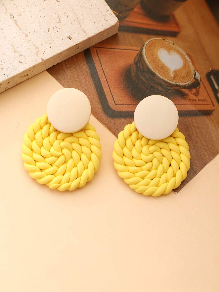 一对奶油黄色编织圆盘软陶耳环，搭配撞色木质甜美风耳环，适合学生、休闲、春季郊游、闺蜜聚会、生日派对、音乐节等场合，展现甜美少女气息，清新时尚。