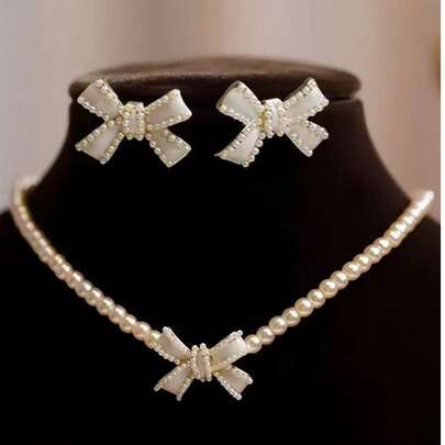 Bộ 3 món thời trang tối giản gồm dây chuyền và bông tai mặt dây chuyền hình nơ đính ngọc trai, thiết kế độc đáo, phụ kiện đa năng dành cho bé gái.