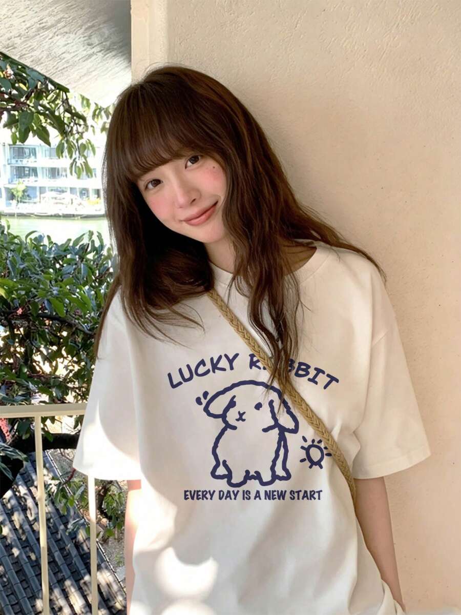 休闲宽松白色T恤，饰以蓝色撞色可爱绵羊字母印花，百搭通勤街头风圆领短袖上衣，适合春夏穿着。 - 白色 - 查看 1