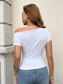 Kaos Wanita Kasual Warna Polos dengan Detail Kerut Asimetris, Menampilkan Desain Bahu Terbuka dan Kerut Asimetris, Cocok untuk Pakaian Fashion Sehari-hari di Musim Panas. - Putih - View 5