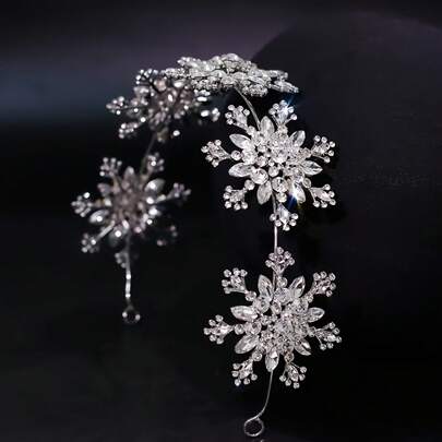 Diadema con corona de cristal de nieve elegante, lujosamente brillante con incrustaciones de cristal, diseñada para bodas y fiestas, llena de encanto etéreo, que muestra una exquisita elegancia
