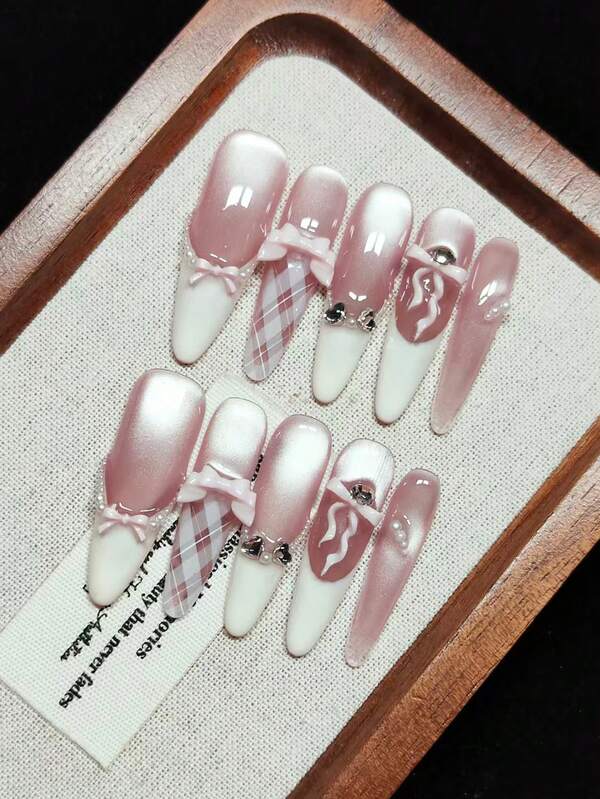 Unhas Postiças Artesanais para Usar, Longas, Rosa French Cat Eye com Branco Claro, Decoradas com Vários Laços e Fitas, Diamantes Cintilantes em Forma de Coração e Redondos, Padrão de Diamante Pintado à Mão, Moda de Alta Gama, Presente Ideal! Reutilizáveis para Raparigas.