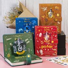 Harry Potter 哈利波特 1本單鈕扣筆記本，美學四大學院設計，附2張手帳貼紙、火車票、魔法冒險地圖，彩色印刷魔法手帳記事本，學校用品 - A - 查看 1