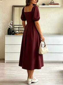 Vestido midi borgonha com decote quadrado e mangas bufantes, cintura alta, modelagem evasê, elegante vestido de festa retrô plissado. Vestido midi romântico em tom vinho, estilo francês, elegante vestido curto com decote quadrado e mangas bufantes, vestido estruturado para ocasiões especiais no verão. - Borgonha - Ver 4