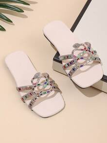 这款女童凉鞋采用闪亮蛇纹设计，奢华亮丽，造型独特，平底露趾，闪闪发光。是儿童日常聚会和节日派对的理想之选。 - 米色 - 查看 4